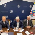 11.08.2022. Kielce. Podpisanie umowy na rewitalizację Działoszyc. Na zdjęciu (od lewej): Stanisław Porada - burmistrz Działoszyc, Andrzej Bętkowski - marszałek, Marek Jońca - członek zarządu województwa / Fot. Michał Kita - Radio Kielce