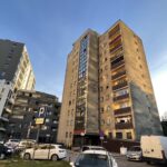 07.08.2022. Kielce. Ulica Panoramiczna. Blok (szary po lewej), z którego wypadł mężyczna / Fot. Jarosław Kubalski - Radio Kielce