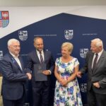 11.08.2022. Kielce. Podpisanie umowy na rewitalizację Działoszyc. Na zdjęciu (od lewej): Andrzej Bętkowski - marszałek, Stanisław Porada - burmistrz Działoszyc, Zofia Nocoń skarbnik gminy, Marek Jońca - członek zarządu województwa / Fot. Michał Kita - Radio Kielce