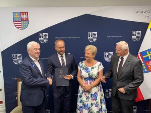 11.08.2022. Kielce. Podpisanie umowy na rewitalizację Działoszyc. Na zdjęciu (od lewej): Andrzej Bętkowski - marszałek, Stanisław Porada - burmistrz Działoszyc, Zofia Nocoń skarbnik gminy, Marek Jońca - członek zarządu województwa / Fot. Michał Kita - Radio Kielce