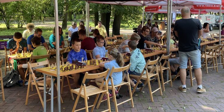 27.08.2022. Kielce. Park Miejski. Finał Wakacyjnej Szkoły Szachowej Polskiego Radia Kielce / Fot. Rafał Szymczyk - Radio Kielce