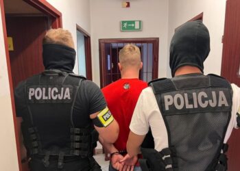Zatrzymany mężczyzna podejrzany o posługiwanie się metodami „na wnuczka” i „na policjanta” / źródło: KWP Kielce