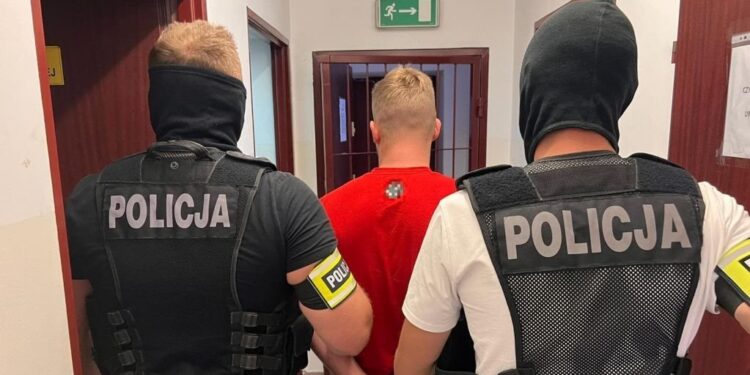 Zatrzymany mężczyzna podejrzany o posługiwanie się metodami „na wnuczka” i „na policjanta” / źródło: KWP Kielce