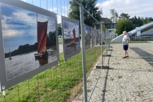 13.08.2022. Sandomierz. Wystawa „Drewno na wodzie” / Fot. Grażyna Szlęzak - Radio Kielce
