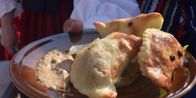 Bobowiaki – pyszne pierożki z bobem od gospodyń z Zespołu Pieśni i Tańca Ciekoty - Radio Kielce