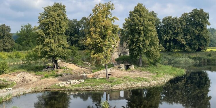 17.08.2022. Ćmielów. Prace archeologiczne na zamku Krzysztofa Szydłowieckiego / Fot. Emilia Sitarska - Radio Kielce