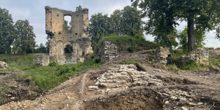 17.08.2022. Ćmielów. Prace archeologiczne na zamku Krzysztofa Szydłowieckiego / Fot. Emilia Sitarska - Radio Kielce