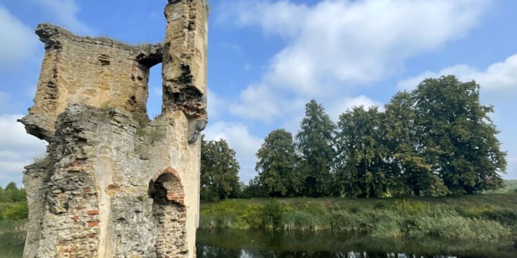 17.08.2022. Ćmielów. Prace archeologiczne na zamku Krzysztofa Szydłowieckiego / Fot. Emilia Sitarska - Radio Kielce