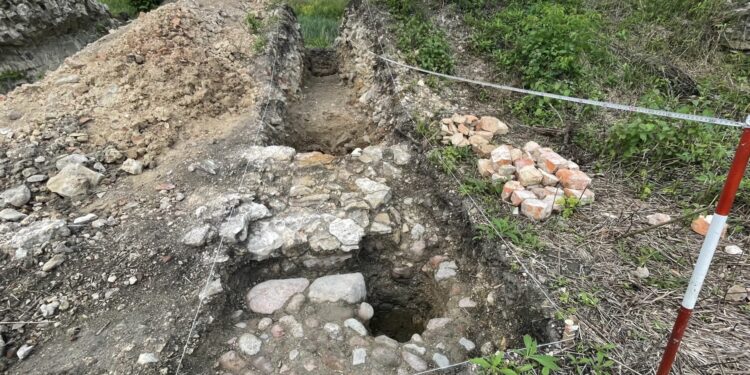 17.08.2022. Ćmielów. Prace archeologiczne na zamku Krzysztofa Szydłowieckiego / Fot. Emilia Sitarska - Radio Kielce