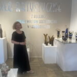 20.08.2022. Wystawa szkła artystycznego. Na zdjęciu Katarzyna Pisarczyk - dyrektor BWA w Sandomierzu. /Fot. Grażyna Szlęzak - Radio Kielce