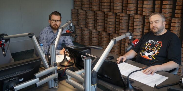 04.08.2022. Kielce. Punkty Widzenia. Na zdjęciu (od lewej): Marcin Batóg - rzecznik prasowy RPZiUK, Daniel Lenart - Radio Kielce / Fot. Sebastian Kalwat - Radio Kielce