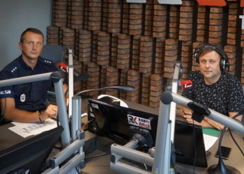 17.08.2022. Radio Kielce. Punkty Widzenia. Na zdjęciu (od lewej) komisarz Mariusz Bednarski - Wydział Ruchu Drogowego Komendy Wojewódzkiej w Kielcach i Robert Szumielewicz - dziennikarz Radia Kielce. / Fot. Dionizy Krawczyński - Radio Kielce