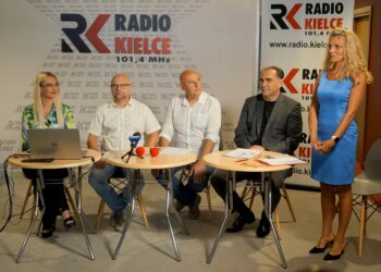 31.08.2022. Radio Kielce. Śniadanie prasowe. Na zdjęciu (od lewej): dr Paulina Prędotka - dyrektor Centrum Edukacji Medialnej, Rafał Szymczyk - Radio Kielce, Marek Wtorek - Radio Kielce, Janusz Knap - prezes Radia Kielce i Renata Morąg - sekretarz Radia Kielce / Fot. Piotr Kwaśniewski - Radio Kielce