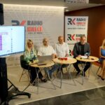 31.08.2022. Radio Kielce. Śniadanie prasowe. Na zdjęciu (od lewej): dr Paulina Prędotka - dyrektor Centrum Edukacji Medialnej, Rafał Szymczyk - Radio Kielce, Marek Wtorek - Radio Kielce, Janusz Knap - prezes Radia Kielce i Renata Morąg - sekretarz Radia Kielce / Fot. Piotr Kwaśniewski - Radio Kielce