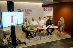 31.08.2022. Radio Kielce. Śniadanie prasowe. Na zdjęciu (od lewej): dr Paulina Prędotka - dyrektor Centrum Edukacji Medialnej, Rafał Szymczyk - Radio Kielce, Marek Wtorek - Radio Kielce, Janusz Knap - prezes Radia Kielce i Renata Morąg - sekretarz Radia Kielce / Fot. Piotr Kwaśniewski - Radio Kielce