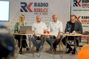 31.08.2022. Radio Kielce. Śniadanie prasowe. Na zdjęciu (od lewej): dr Paulina Prędotka - dyrektor Centrum Edukacji Medialnej, Rafał Szymczyk - Radio Kielce, Marek Wtorek - Radio Kielce i Janusz Knap - prezes Radia Kielce / Fot. Piotr Kwaśniewski - Radio Kielce