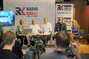 31.08.2022. Radio Kielce. Śniadanie prasowe. Na zdjęciu (od lewej): dr Paulina Prędotka - dyrektor Centrum Edukacji Medialnej, Rafał Szymczyk - Radio Kielce, Marek Wtorek - Radio Kielce, Janusz Knap - prezes Radia Kielce i Renata Morąg - sekretarz Radia Kielce / Fot. Piotr Kwaśniewski - Radio Kielce