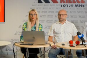 31.08.2022. Radio Kielce. Śniadanie prasowe. Na zdjęciu (od lewej): dr Paulina Prędotka - dyrektor Centrum Edukacji Medialnej i Rafał Szymczyk - Radio Kielce / Fot. Piotr Kwaśniewski - Radio Kielce