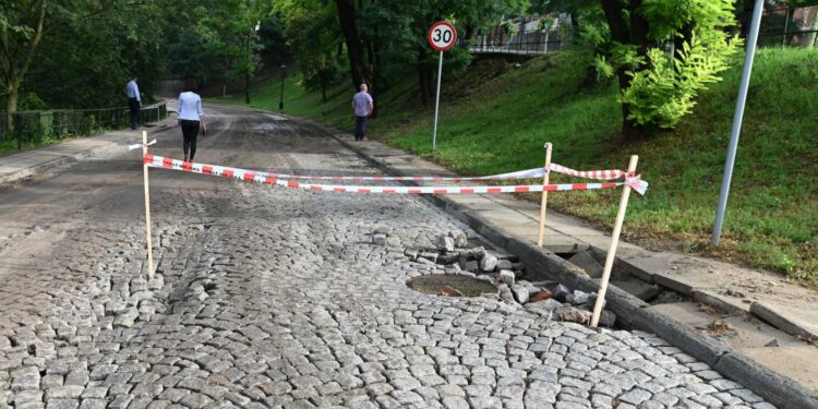 24.08.2022. Sandomierz. Skutki burz. Ulica Podwale / Fot. Urząd Miasta Sandomierz