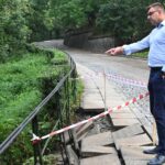 24.08.2022. Sandomierz. Skutki burz. Ulica Podwale. Na zdjęciu: Marcin Marzec - burmistrz Sandomierza / Fot. Urząd Miasta Sandomierz