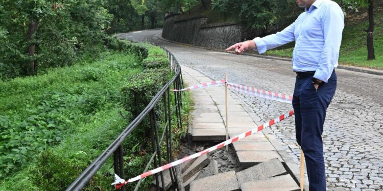 24.08.2022. Sandomierz. Skutki burz. Ulica Podwale. Na zdjęciu: Marcin Marzec - burmistrz Sandomierza / Fot. Urząd Miasta Sandomierz