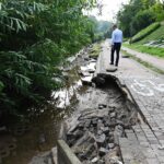 24.08.2022. Sandomierz. Skutki burz. Park Piszczele. Na zdjęciu: Marcin Marzec - burmistrz Sandomierza / Fot. Urząd Miasta Sandomierz