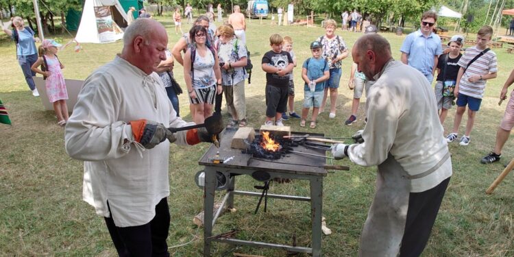 21.08.2022. Tokarnia. XXX Wytopki Ołowiu w Parku Etnograficznym w Tokarni / Fot. Bartosz Bogucki - Radio Kielce