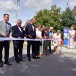 31.08.2022. Piekoszów. Otwarcie ulicy Reja po remoncie. Na zdjęciu (od lewej): Cezary Majcher - członek zarządu powiatu, poseł Krzysztof Lipiec, Zbigniew Piątek - wójt Piekoszowa / Fot. Bartosz Bogucki - Radio Kielce