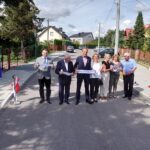 31.08.2022. Piekoszów. Otwarcie ulicy Reja po remoncie. Na zdjęciu (od lewej): Cezary Majcher - członek zarządu powiatu, poseł Krzysztof Lipiec, Zbigniew Piątek - wójt Piekoszowa / Fot. Bartosz Bogucki - Radio Kielce