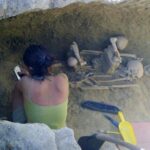 Na zdjęciu: eksploatacja grobu z III w. n.e. / Fot. archiwum Beaty Polit