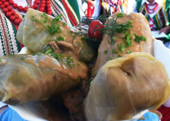 Gołąbki z kaszą gryczaną i sosem borowikowym – popisowe danie Koła Gospodyń Wiejskich Kopcowianki - Radio Kielce