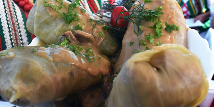 Gołąbki z kaszą gryczaną i sosem borowikowym – popisowe danie Koła Gospodyń Wiejskich Kopcowianki - Radio Kielce