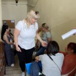 Olbrzymie kolejki po pomoc. Bony już się skończyły - Radio Kielce 11.08.2022. Kielce. Kolejka po bony zakupowe / Fot. Veronika Adamenko - Radio Kielce