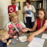 08.08.2022. Kielce. Przekazanie bonów podarunkowych PCK dla Ukraińców / Fot. Veronika Adamenko - Radio Kielce