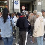 Olbrzymie kolejki po pomoc. Bony już się skończyły - Radio Kielce 11.08.2022. Kielce. Kolejka po bony zakupowe / Fot. Veronika Adamenko - Radio Kielce