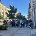 Olbrzymie kolejki po pomoc. Bony już się skończyły - Radio Kielce 11.08.2022. Kielce. Kolejka po bony zakupowe / Fot. Veronika Adamenko - Radio Kielce