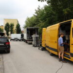 02.08.2022. W Pińczowie rozpoczęły się zdjęcia do najnowszej produkcji znanego reżysera Jana Jakuba Kolskiego pod tytułem „Wariaci” / Fot. Marta Gajda-Kruk - Radio Kielce