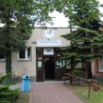 Poradnia Psychologiczno-Pedagogiczna „Fabryczka szczęścia”. Budynek przy ulicy Bohaterów Warszawy 106a (dawna szkoła budowlanka) w Busku-Zdroju. W tym budynku będzie się mieściła poradnia