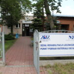 Poradnia Psychologiczno-Pedagogiczna „Fabryczka szczęścia”. Budynek przy ulicy Bohaterów Warszawy 106a (dawna szkoła budowlanka) w Busku-Zdroju. W tym budynku będzie się mieściła poradnia