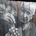 04.08.2022. Pińczów. Mural upamiętniający postać Daniela Olecha - założyciela słynnej pińczowskiej winnicy / Fot. Marta Gajda-Kruk - Radio Kielce