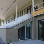 26.08.2022. Busko-Zdrój. Budowa nowoczesnego budynku zaplecza sportowego. / Fot. Marta Gajda-Kruk - Radio Kielce.