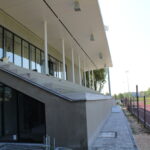 26.08.2022. Busko-Zdrój. Budowa nowoczesnego budynku zaplecza sportowego. / Fot. Marta Gajda-Kruk - Radio Kielce.