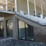 26.08.2022. Busko-Zdrój. Budowa nowoczesnego budynku zaplecza sportowego. / Fot. Marta Gajda-Kruk - Radio Kielce.