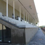 26.08.2022. Busko-Zdrój. Budowa nowoczesnego budynku zaplecza sportowego. / Fot. Marta Gajda-Kruk - Radio Kielce.