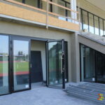 26.08.2022. Busko-Zdrój. Budowa nowoczesnego budynku zaplecza sportowego. / Fot. Marta Gajda-Kruk - Radio Kielce.