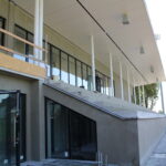 26.08.2022. Busko-Zdrój. Budowa nowoczesnego budynku zaplecza sportowego. / Fot. Marta Gajda-Kruk - Radio Kielce.