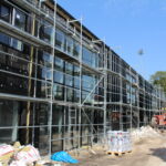 26.08.2022. Busko-Zdrój. Budowa nowoczesnego budynku zaplecza sportowego. / Fot. Marta Gajda-Kruk - Radio Kielce.