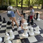 01.08.2022. Kielce. Park miejski. Wakacyjna Szkoła Szachowa Polskiego Radia Kielce / Fot. Jakub Rożek - Radio Kielce