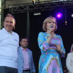 27.08.2022. Połaniec. Dzień Energetyka. Na zdjęciu minister Anna Krupka i Bogusław Rybacki, prezes zarządu Enei Elektrowni Połaniec / Fot. Marta Gajda-Kruk - Radio Kielce