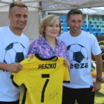 28.08.2022. Jędrzejów. „Piłkarskie warsztaty z gwiazdami”. Na zdjęciu od lewej: Sławomir Peszko, wiceminister Anna Krupka i Radosław Majewski. / Fot. Marta Gajda-Kruk - Radio Kielce.